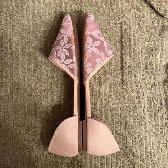 NEW Shoedazzle Pink Lacy Flats - Picture 3 of 6